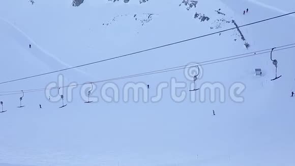 滑雪者骑在布莱克科姆山上的t栏上的录像视频的预览图
