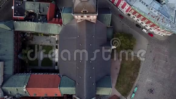 从欧洲城市的顶部可以看到彩色屋顶和古典建筑住宅视频的预览图