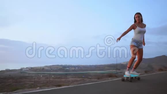 这女孩正在和山一起玩滑板运动视频的预览图