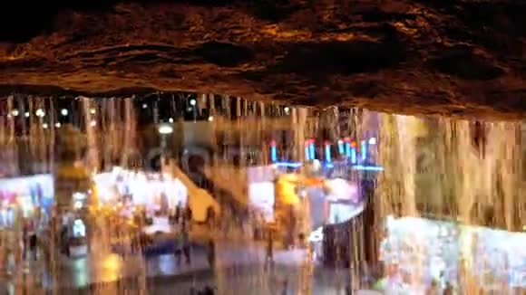 从埃及沙姆沙伊赫老城著名瀑布下的夜景视频的预览图