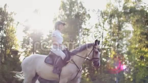 大自然中快乐的骑马视频的预览图