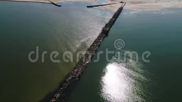 空中无人机射中了一只用木头和石头制成的海中老鼹鼠海水反射太阳视频的预览图