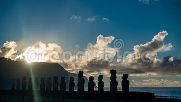 复活节岛上的阿胡同加里基莫艾银饰上壮观的日出视频的预览图