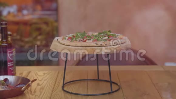 美味的披萨放在餐厅桌子上的木架上晚餐的概念视频的预览图