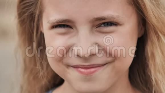 微笑的金发11岁女孩戴眼镜面的特写视频的预览图