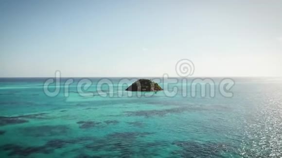 位于加勒比的一个海湾的空中射击视频的预览图