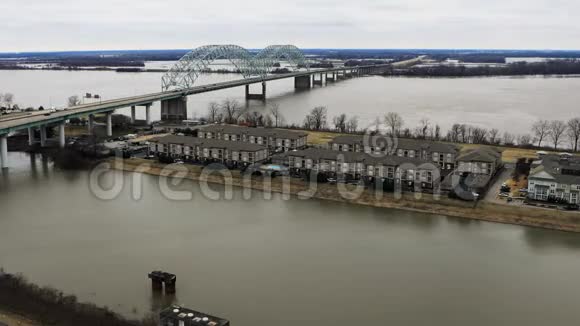 横跨密西西比河的跨越时间桥位于田纳西州孟菲斯视频的预览图