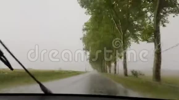 汽车在大雨中在路上行驶视频的预览图