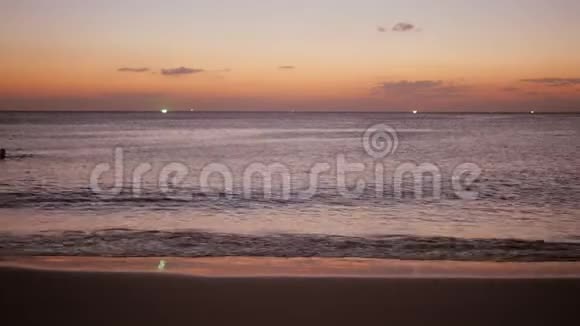 日落时沿着海滩散步的快乐女孩的剪影慢动作孩子在海滩上奔跑抚养视频的预览图