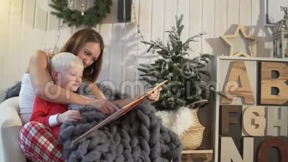 新年妈妈给儿子读一本圣诞书视频的预览图