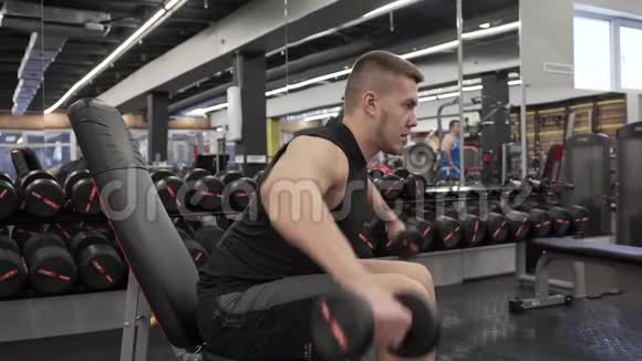 男性运动员用哑铃训练肩部肌肉视频的预览图