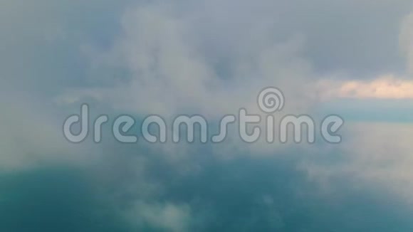 在乌云中飞翔的无人机在黑色的海面上飞翔视频的预览图