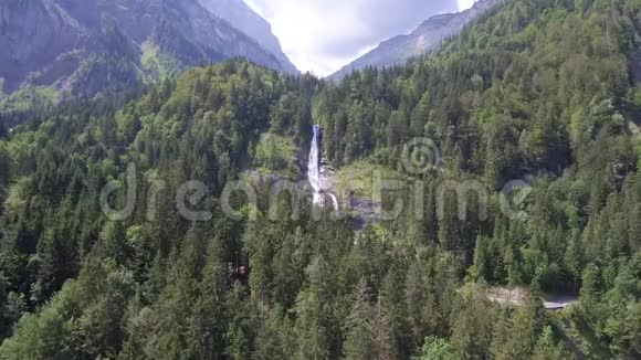 无人驾驶飞行高山森林山谷和瀑布视频的预览图