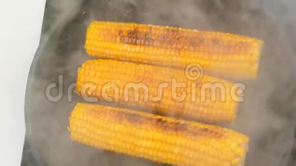 玉米在煎锅里煎视频的预览图