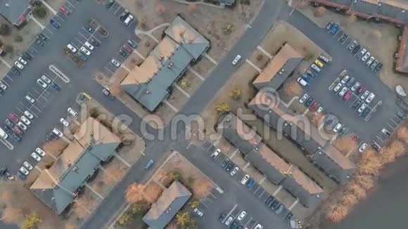 从上到下的空中俯瞰小镇上的公寓显示邻里关系视频的预览图