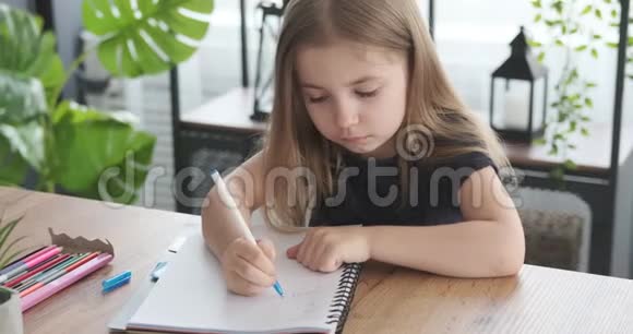 女孩在家做作业视频的预览图