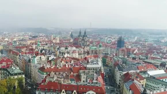 泰恩教堂从空中布拉格从空中俯瞰布拉格全景视频的预览图