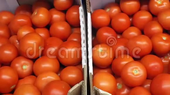成熟的西红柿背景在超市的柜台上视频的预览图
