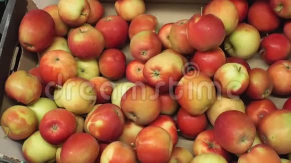 市场柜台上的红黄苹果背景视频的预览图
