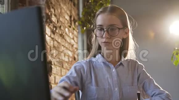 特写镜头漂亮的年轻商务女性戴着眼镜正在使用现代电脑工作自信的女雇员视频的预览图