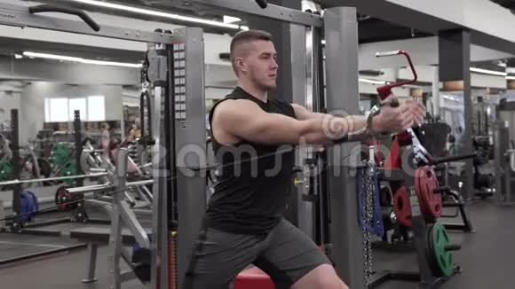 强壮的年轻人在现代健身房锻炼视频的预览图