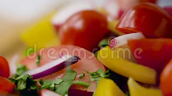 海盐新鲜蔬菜沙拉调味料视频的预览图