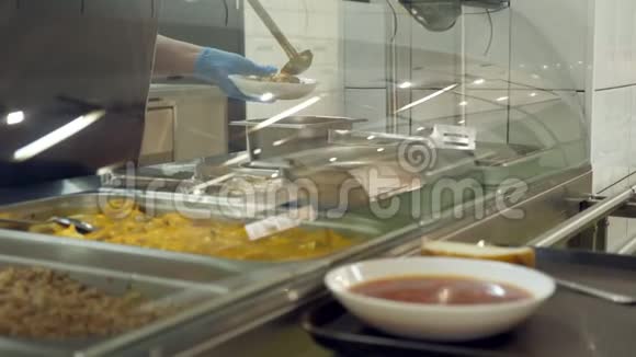 在现代自助餐厅自助餐厅公共餐饮餐厅食堂餐厅视频的预览图