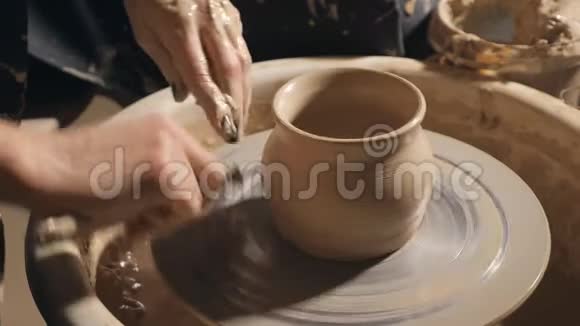 女人双手用黏土做些很酷的东西视频的预览图
