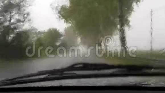 汽车在大雨中在路上行驶视频的预览图