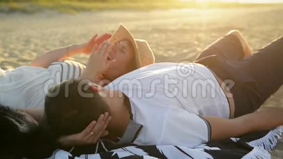 恋爱中的情侣浪漫地躺在阳光下他们一起度蜜月真是太棒了视频的预览图