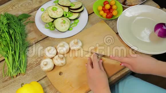 女人用一把刀在木板上切长头视频的预览图