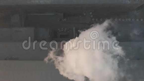 宗教观点工业区工厂烟囱冒出的烟雾造成空气污染视频的预览图