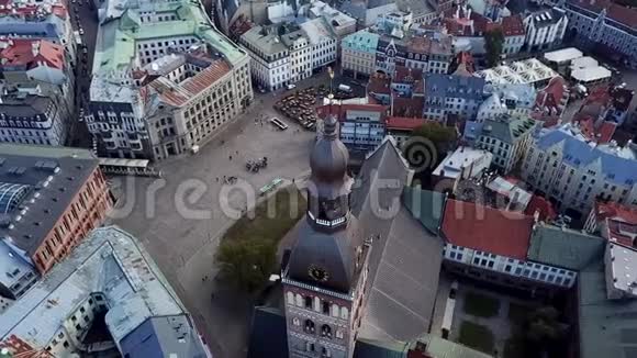 拉托维亚主要的广场鸟瞰城市与旧建筑视频的预览图