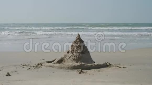 海洋上的沙屋概念在海边休息视频的预览图