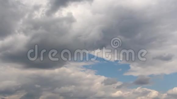 天空中的乌云在乌云中你可以看到蓝天视频的预览图