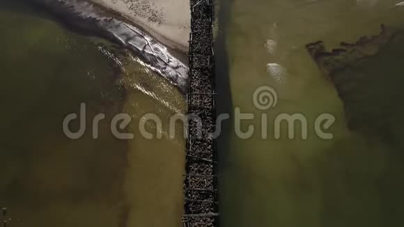 无人驾驶飞机俯瞰波罗的海的一只老鼹鼠用木头和石头做的视频的预览图