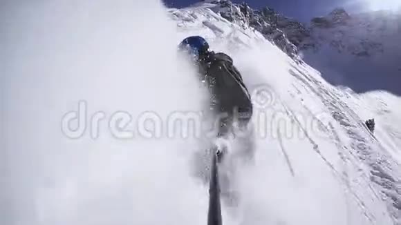 人滑雪板滑雪板向下斜坡特写与戈普罗视频的预览图