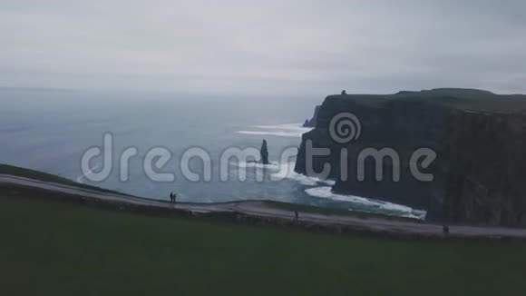 视频拍摄无人机在惊人的地方在悬崖峭壁美丽的自然景观视频的预览图