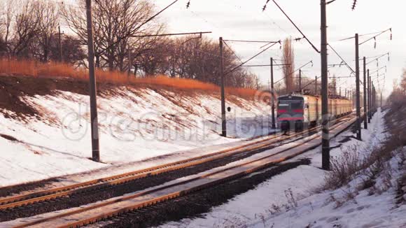 火车的冬季道路视频的预览图