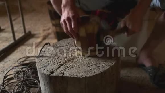 木匠做木制啤酒杯视频的预览图