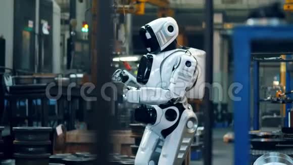 有机器人的工厂用平板电脑视频的预览图