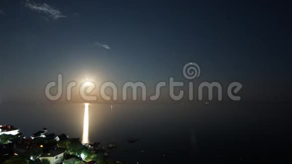 夜晚月亮在福洛斯的黑海海湾升起视频的预览图