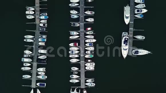 从海面上空无人驾驶的帆船和游艇进入海港视频的预览图
