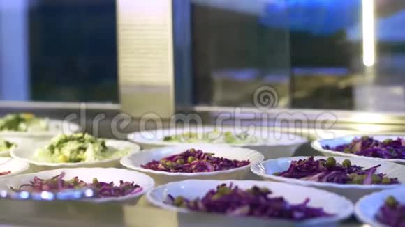 在食堂食堂食堂自助餐厅自助餐厅提供贴身的展示自助餐员把食物放在视频的预览图