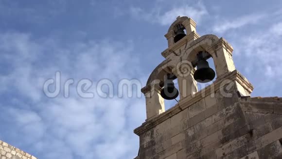 4K克罗地亚杜布罗夫尼克老城教堂塔上有三个钟视频的预览图