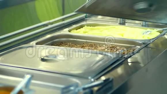 自助餐厅提供各种菜肴的特写和展示自助服务员负责荞麦的菜肴视频的预览图