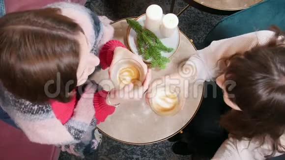 两个年轻的女人坐在咖啡馆里喝咖啡上景视频的预览图