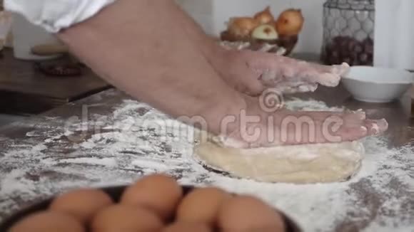 厨师用手捏面团视频的预览图