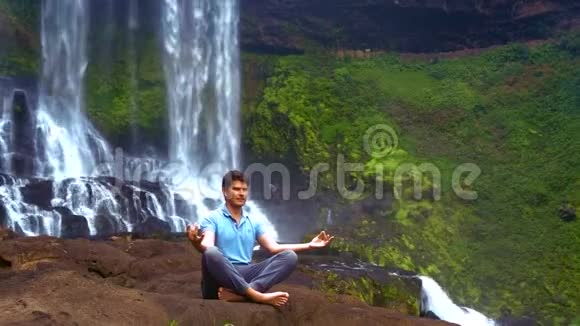 年轻人在瀑布中做呼吸瑜伽视频的预览图