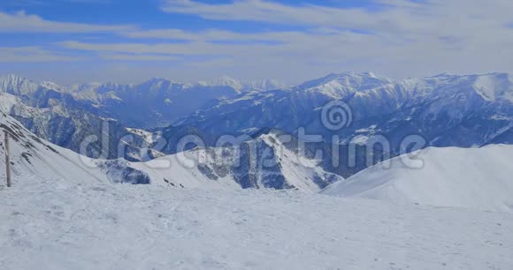 女孩滑雪板站在山顶上滑雪板视频的预览图